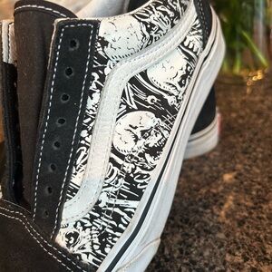 Vans off the wall-Graphic Black & White Sneakers. Clean. Men size 6.5us /women 8